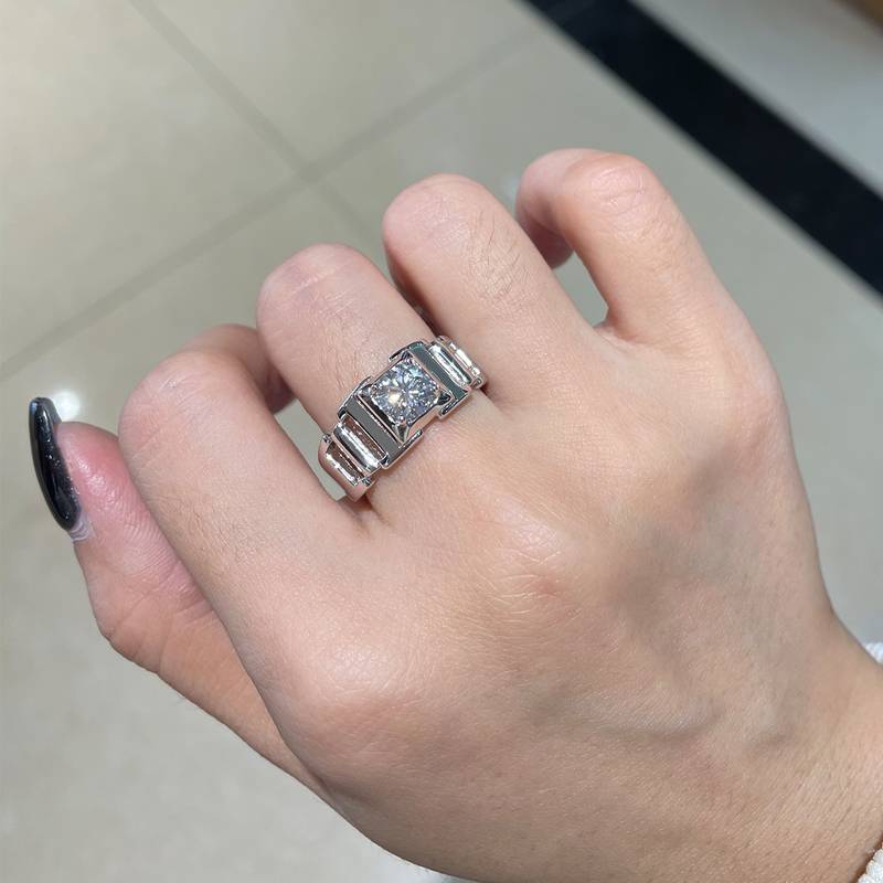 简约男款S925银镀白金男戒定制选款主石莫桑钻1.0ct